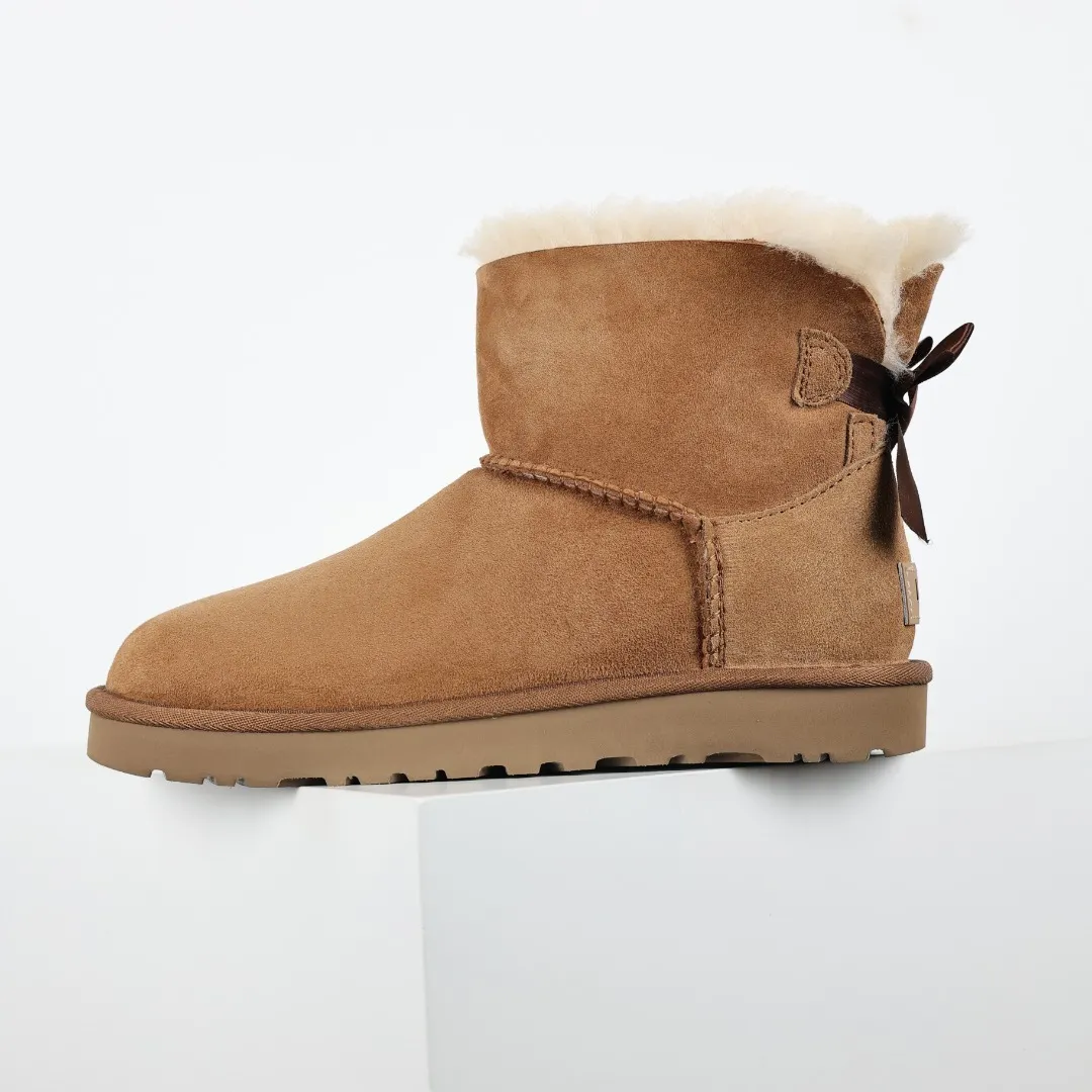Pick up locally 💰560 The core recommendation is good price UGG bailey MiNi bow 2.0 series Xiaohongshu hot model Henan Longfeng leather production Sheepskin and fur integration Top quality in the market Waterproof upper material 2-3 cm cashmere insole to keep warm in winter and suitable for home use UUG launches a style series in the new year, partially skewed toward the preferences of young consumers, and also at the forefront of fashion trends Shoe body material Water-repellent coated suede upper 17mm UGGPURE™ implanted wool insole Lightweight non-slip comfortable rubber outsole With brand LOGO Trademark Comes with full packaging Size: 35 36 37 38 39 40